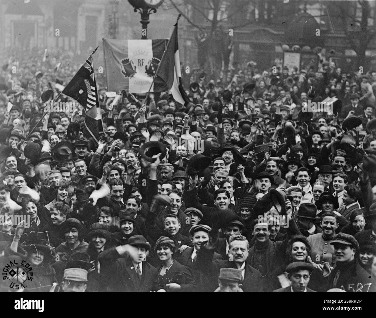Cittadini, in occasione dell'armistizio di Parigi, che segnò la fine della prima guerra mondiale l'11 novembre 1918 Foto Stock
