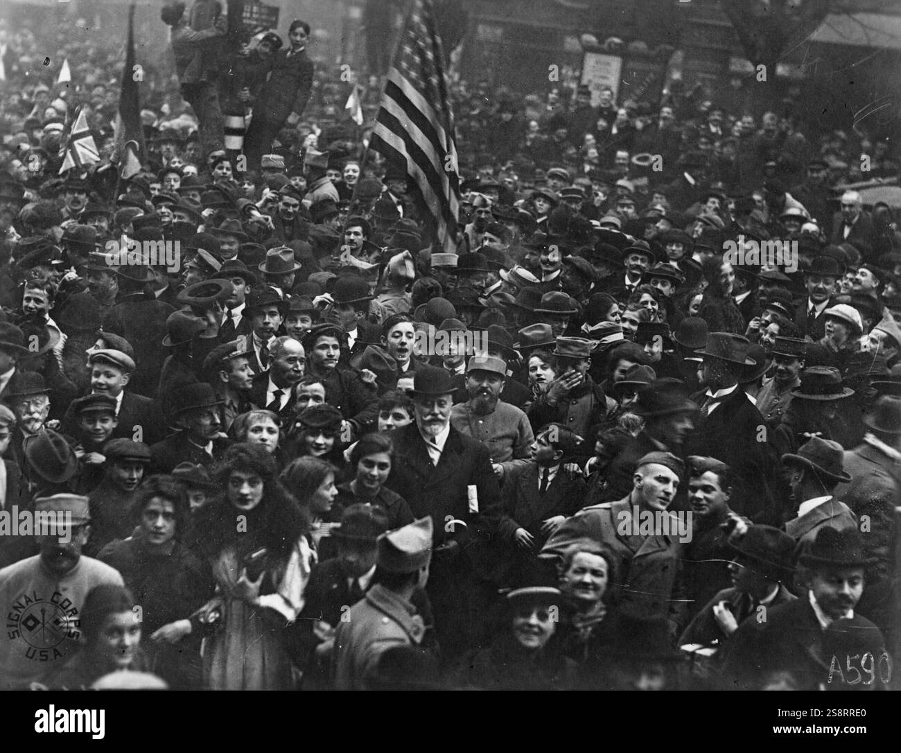Cittadini, celebrando la firma dell'armistizio della Germania a Parigi, che segnò la fine della prima guerra mondiale l'11 novembre 1918 Foto Stock