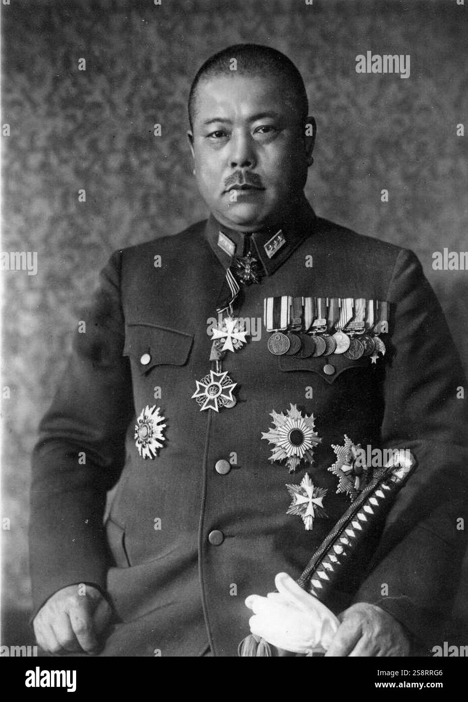 Tomoyuki Yamashita (8 novembre 1885 – 23 febbraio 1946), chiamato anche Tomobumi Yamashita, fu un generale giapponese dell'esercito imperiale giapponese durante la seconda guerra mondiale. Yamashita guidò le forze giapponesi durante l'invasione della Malesia e la battaglia di Singapore, con il suo successo di conquistare la Malesia e Singapore in 70 giorni guadagnandosi il soprannome di "la Tigre della Malesia". Dopo la guerra, Yamashita fu processato per crimini di guerra commessi dalle truppe sotto il suo comando durante la difesa giapponese delle Filippine occupate nel 1944, e fu condannato a morte e giustiziato per impiccagione nel 1946 Foto Stock