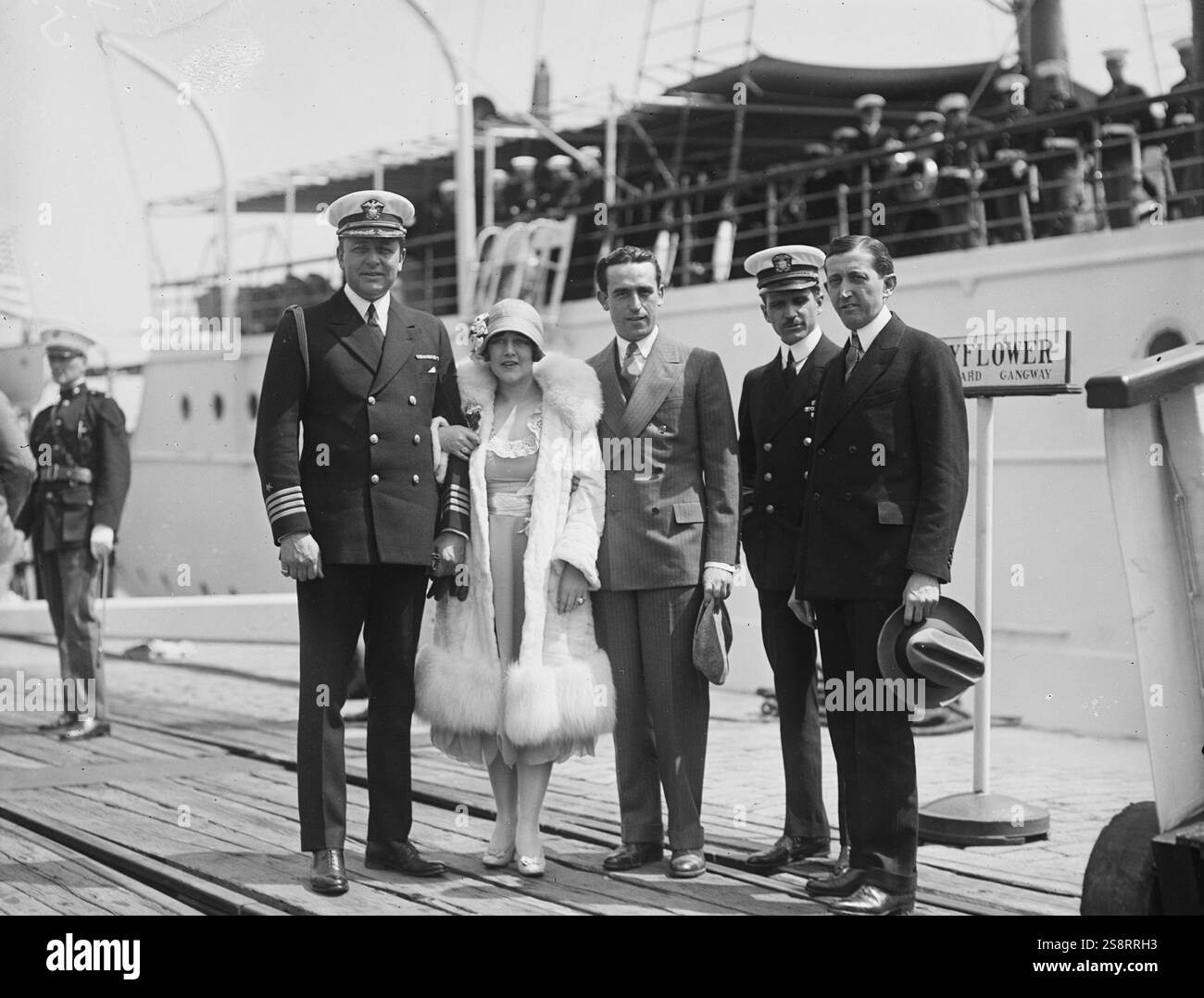 La famosa star dello schermo Harold Lloyd, visitò Washington, D.C. senza preavviso, e con sua moglie e Will Hays, zar dei film, fecero una visita al Navy Yard. La foto è stata fatta davanti al President's Yacht, il Mayflower. Da sinistra a destra: Capitano Adolphus Andrews della Mayflower; Mrs. Harold Lloyd, Harold Lloyd, Dr. Joel T. Boone e Will Hays. Fotografia di Harris & Ewing, 1925 Foto Stock