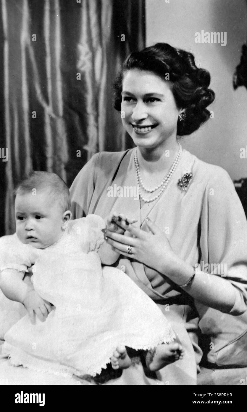 H.R.H. la Regina Elisabetta II e il Principe Carlo da bambino. La regina Elisabetta II e il duca di Edimburgo. Elisabetta II (Elizabeth Alexandra Mary; nata il 21 aprile 1926) è Regina del Regno Unito e di altri 14 regni del Commonwealth. Carlo, principe di Galles (Charles Philip Arthur George; nato il 14 novembre 1948), è l'erede al trono britannico come il figlio maggiore della regina Elisabetta II Foto Stock