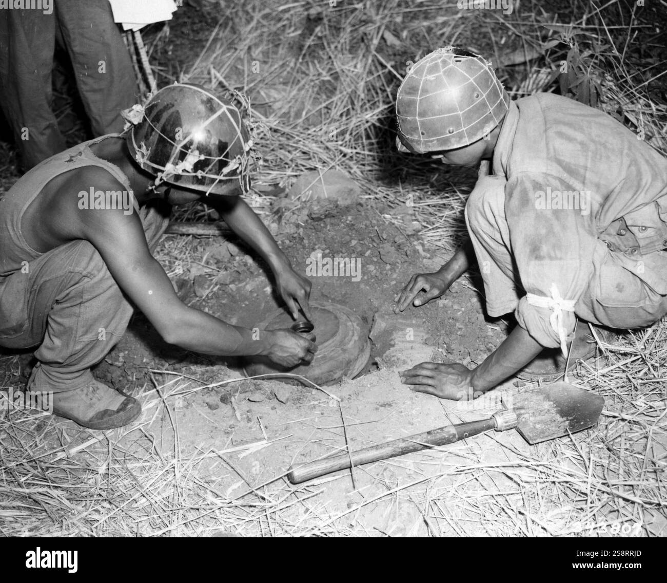 I soldati sudcoreani della i Divisione, i corpo, preparano e posano una mina anticarro da qualche parte in Corea durante il conflitto coreano. Pubblicato nel 1950 Foto Stock