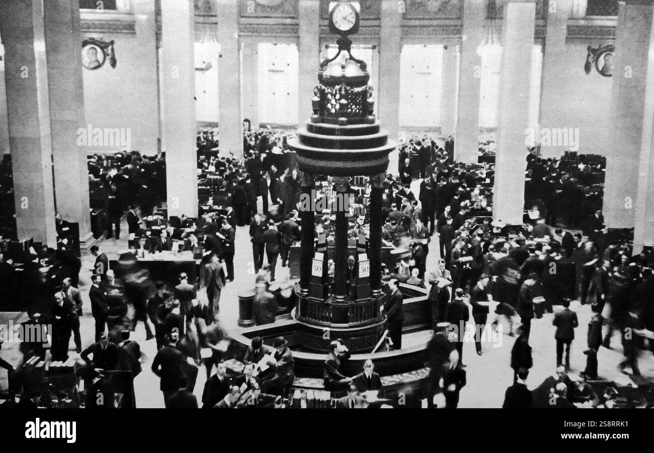 Lloyd's, la stanza dei sottoscrittori. Lloyd's of London, generalmente noto semplicemente come Lloyd's, è un mercato assicurativo e riassicurativo situato a Londra, Regno Unito. A differenza della maggior parte dei suoi concorrenti nel settore, non è una compagnia assicurativa; piuttosto, Lloyd's è un ente governato dal Lloyd's Act 1871 e dalle successive leggi del Parlamento Foto Stock