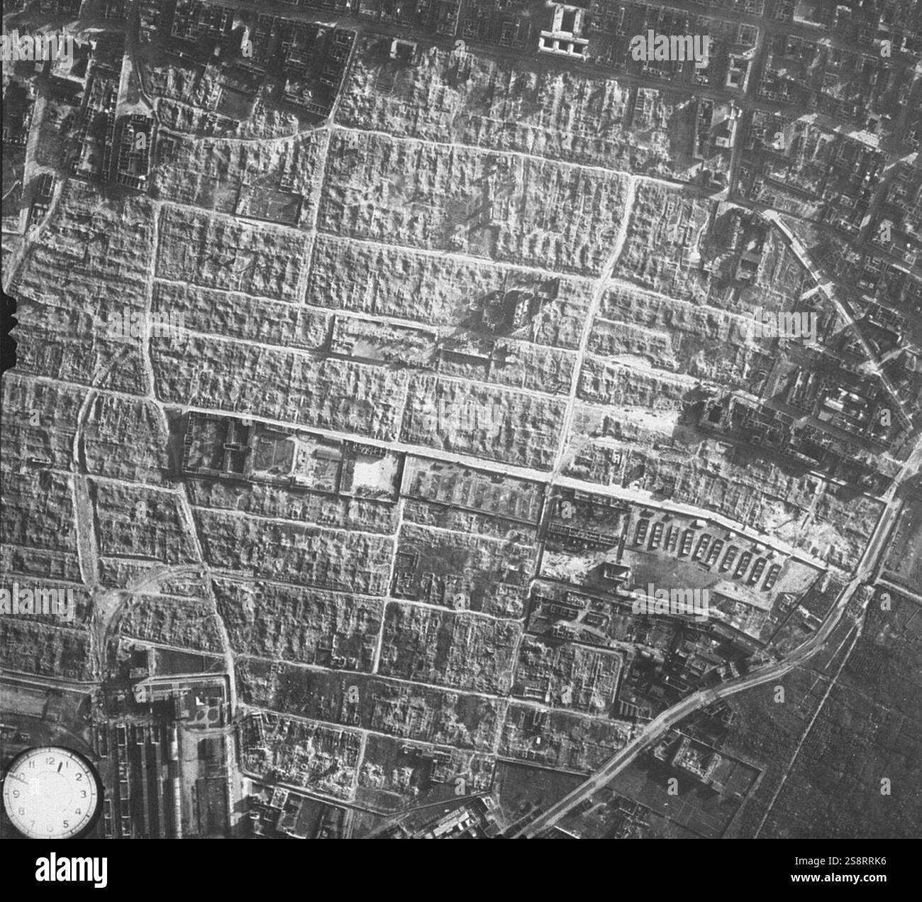 Il ghetto di Varsavia era il più grande ghetto nazista durante la seconda guerra mondiale. Fu istituito nel novembre 1940 dalle autorità tedesche all'interno del nuovo territorio del governo generale della Polonia occupata. Al suo apice, ben 460.000 ebrei furono imprigionati lì solo per uso editoriale. Credito: Photo12/Ann Ronan Picture Library Foto Stock