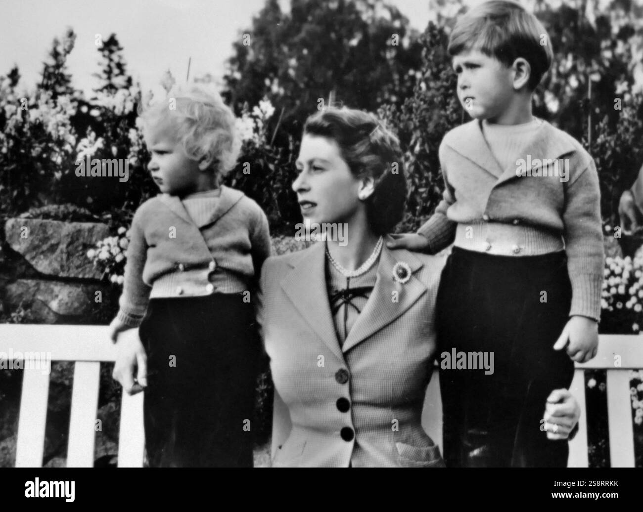 Sua altezza reale la Regina Elisabetta II con il Principe Carlo e la Principessa Anna. Elisabetta II (Elizabeth Alexandra Mary; nata il 21 aprile 1926) è Regina del Regno Unito e di altri 14 regni del Commonwealth. Carlo, Principe di Galles (Charles Philip Arthur George; nato il 14 novembre 1948), è l'erede apparente al trono britannico come il figlio maggiore della regina Elisabetta II Anna, Principessa reale KG, KT, GCVO, QSO, CD (Anne Elizabeth Alice Louise; nata il 15 agosto 1950), è la seconda figlia femmina della regina Elisabetta II e del principe Filippo, duca di Edimburgo Foto Stock