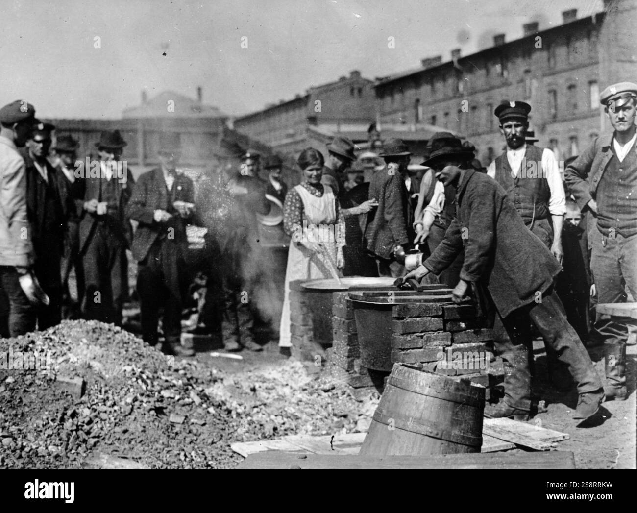 Cucina per rifugiati polacchi, fuori da una caserma di edificio scolastico, 1919 Foto Stock