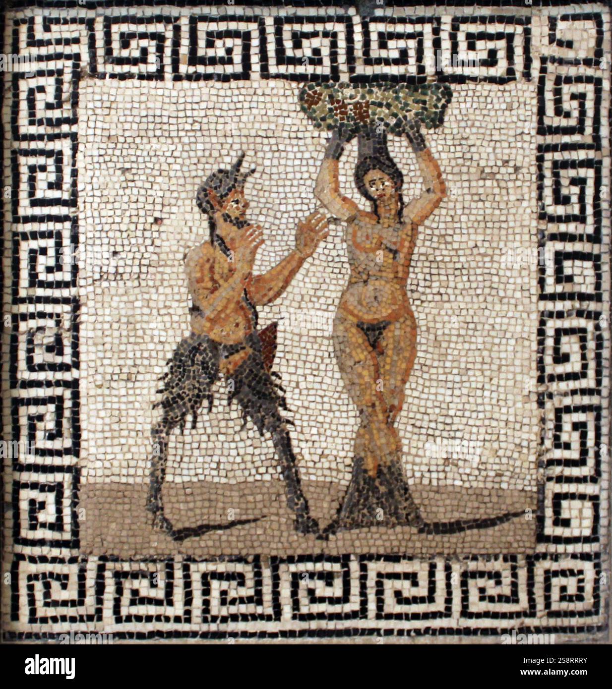 Mosaico da Pompei, Napoli, Italia. Pompei era un'antica città situata in quello che oggi è il comune di Pompei vicino a Napoli nella regione Campania d'Italia. Pompei, insieme a Ercolano e a molte ville nell'area circostante (ad esempio a Boscoreale, Stabiae), fu sepolta sotto 4 - 6 m di cenere vulcanica e pomice durante l'eruzione del Vesuvio nel 79 d.C. Foto Stock