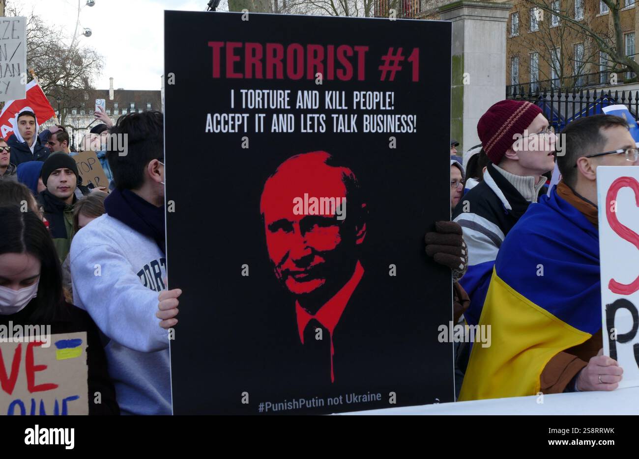 Manifesto anti-Putin in una protesta contro l'invasione russa dell'Ucraina, Londra, marzo 2022. La Russia invase l'Ucraina il 24 febbraio 2022. L'attacco è considerato a livello internazionale una guerra di aggressione. Ha scatenato la più grande crisi dei rifugiati d'Europa dalla seconda guerra mondiale, con più di 3,9 milioni di ucraini che lasciano il paese e milioni di sfollati interni Foto Stock