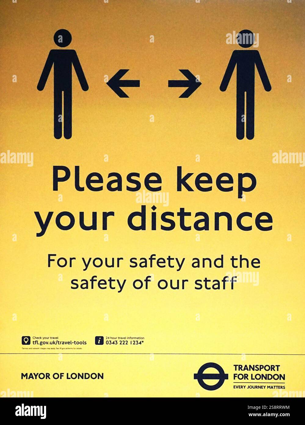 Segnale di avvertimento a distanza sociale sul sistema dei trasporti di Londra durante la pandemia di Coronavirus (COVID-19). 2020 Foto Stock