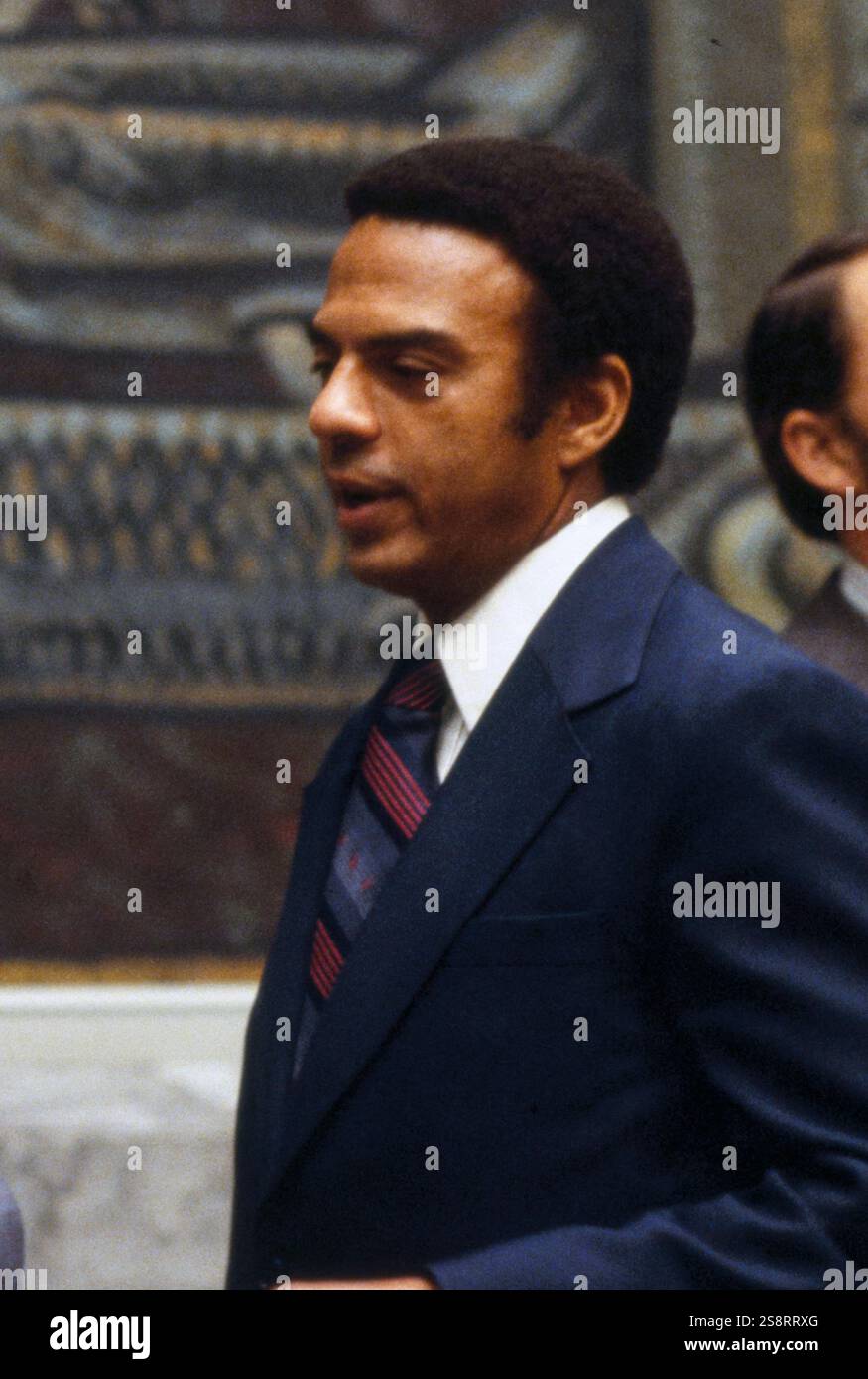 Andrew Jackson Young Jr. (New York, 12 marzo 1932) è un politico, diplomatico e attivista statunitense. Iniziando la sua carriera come pastore, Young fu uno dei primi leader del movimento per i diritti civili, servendo come direttore esecutivo della Southern Christian Leadership Conference (SCLC) e uno stretto confidente di Martin Luther King Jr. Young in seguito divenne attivo in politica, prestando servizio come membro del Congresso degli Stati Uniti dalla Georgia, ambasciatore degli Stati Uniti alle Nazioni Unite nell'amministrazione Carter Foto Stock