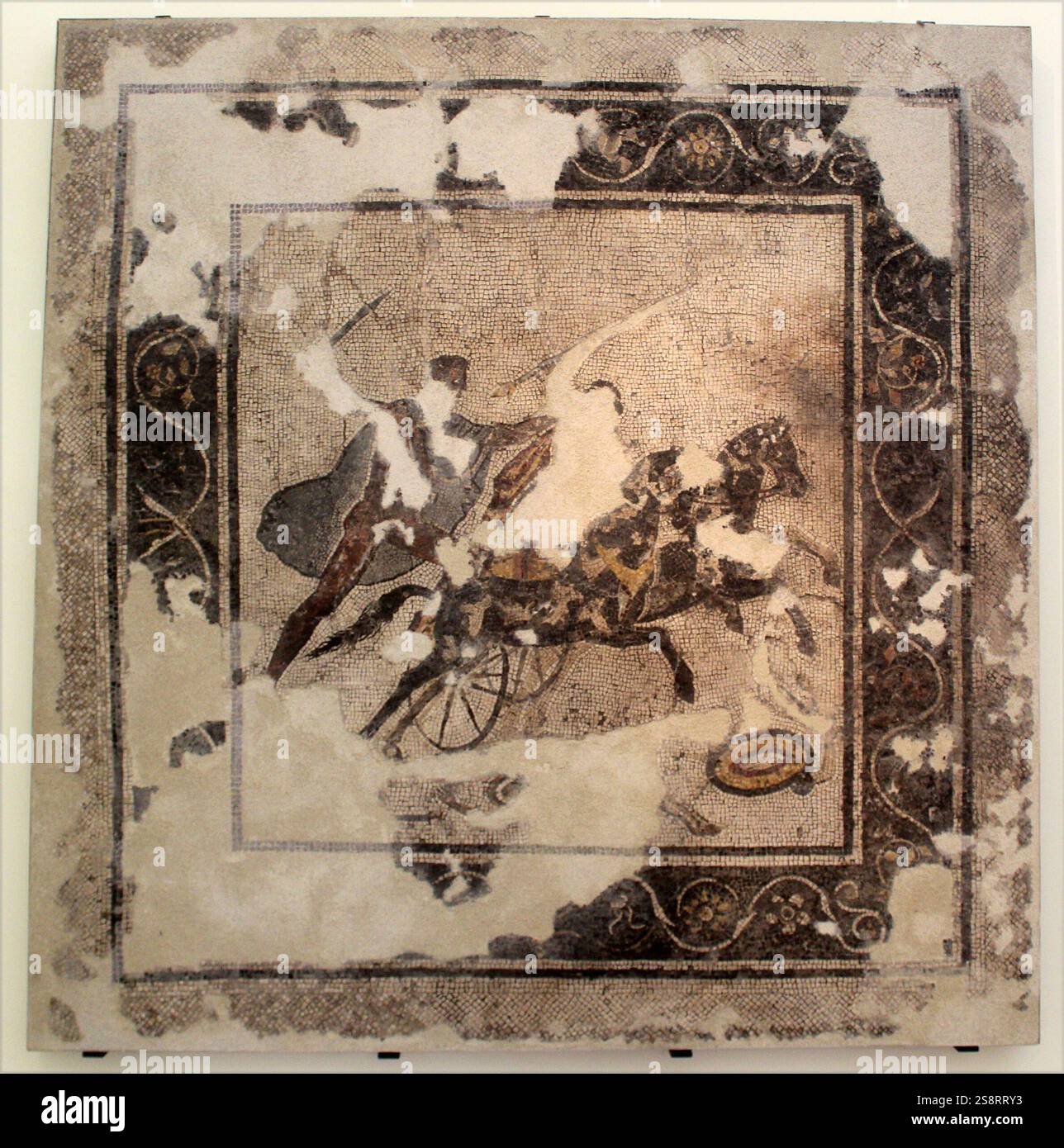 Mosaico da Pompei, Napoli, Italia. Pompei era un'antica città situata in quello che oggi è il comune di Pompei vicino a Napoli nella regione Campania d'Italia. Pompei, insieme a Ercolano e molte ville nell'area circostante (ad esempio a Boscoreale, Stabiae), fu sepolta sotto i 4 - 6 m (13 - 20 piedi) di cenere vulcanica e pomice durante l'eruzione del Vesuvio nel 79 d.C. solo uso editoriale. Credito: Photo12/Ann Ronan Picture Library Foto Stock