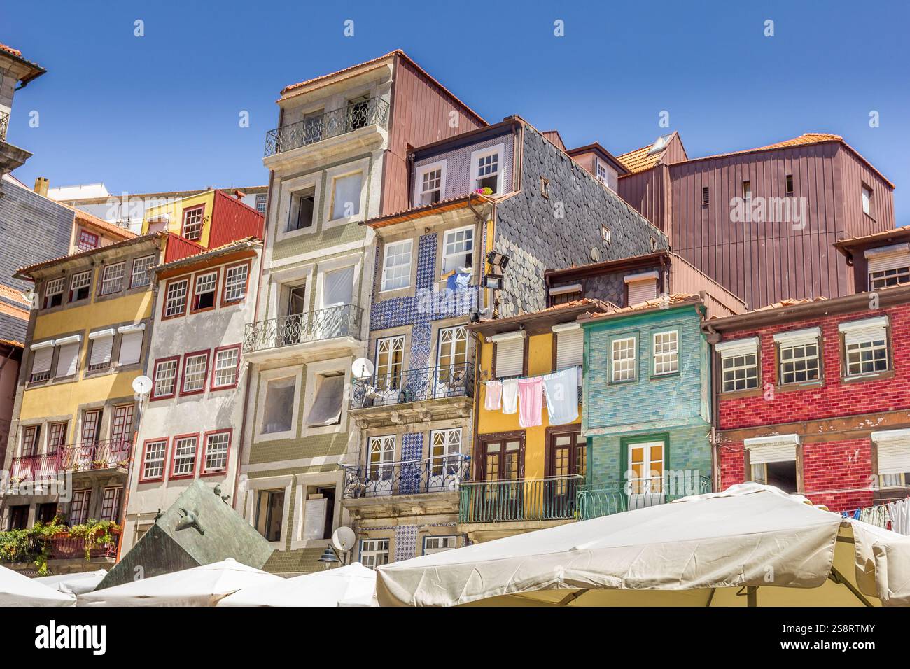 Edifici colorati nel quartiere di Ribeira, Porto, Portogallo Foto Stock