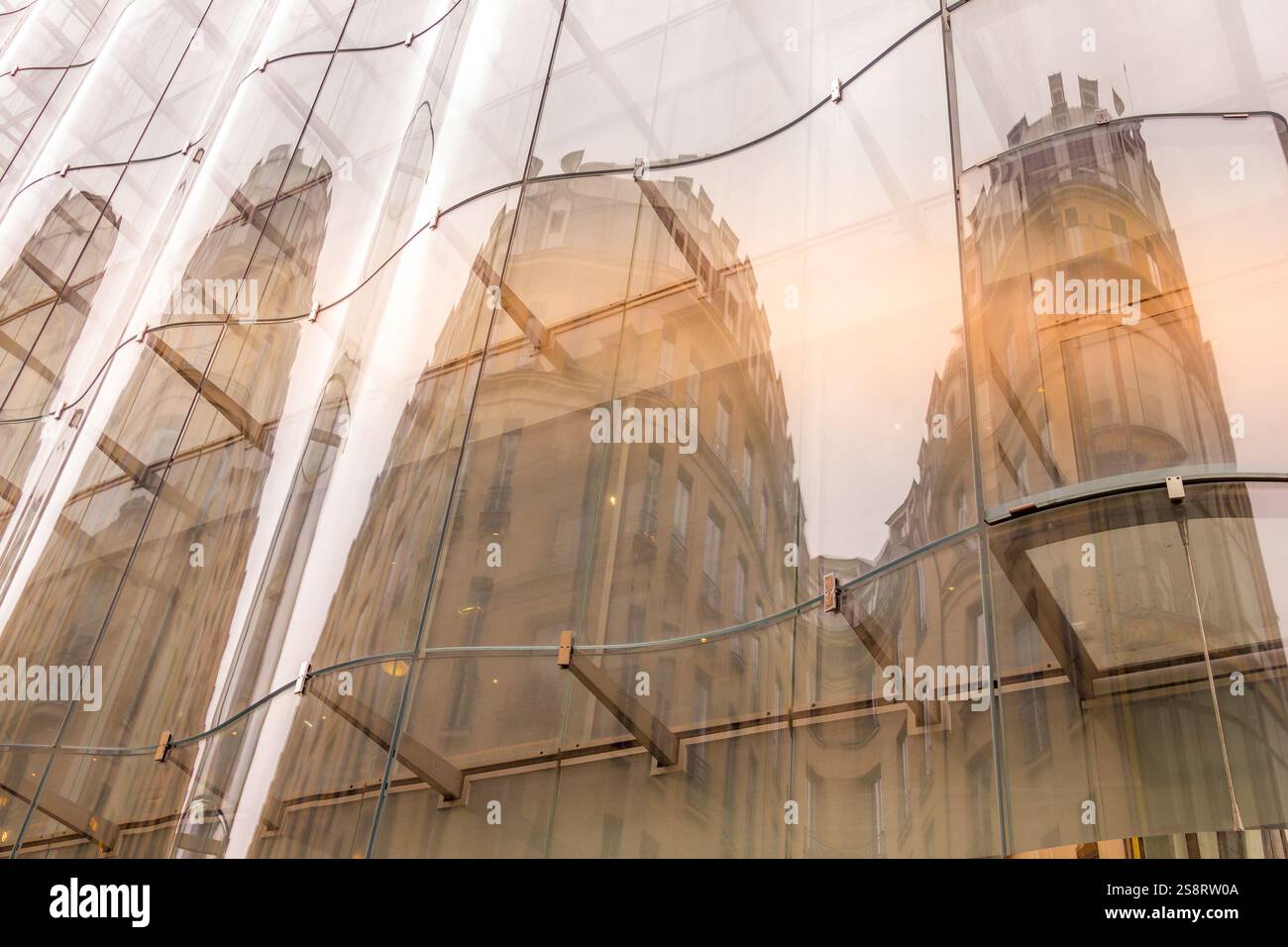 Edifici parigini riflessi in una parete a specchio Foto Stock