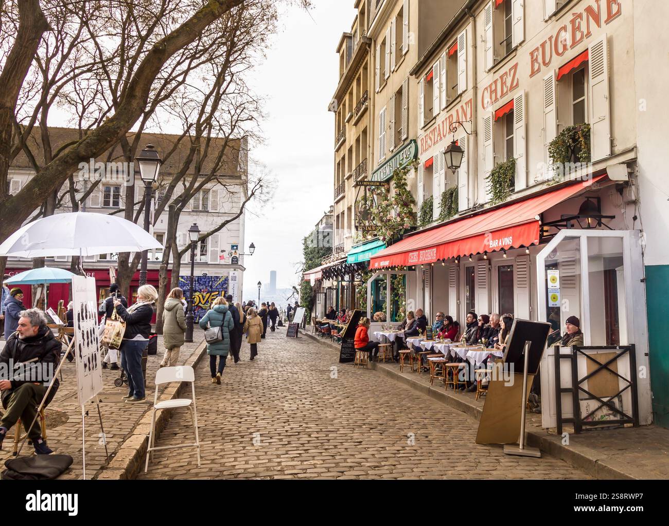 Parigi, Francia - 6 marzo 2023: Persone che camminano nel quartiere di Montmartre. Il quartiere tradizionale e' famoso per i suoi artisti, caffe', ristoranti e. Foto Stock