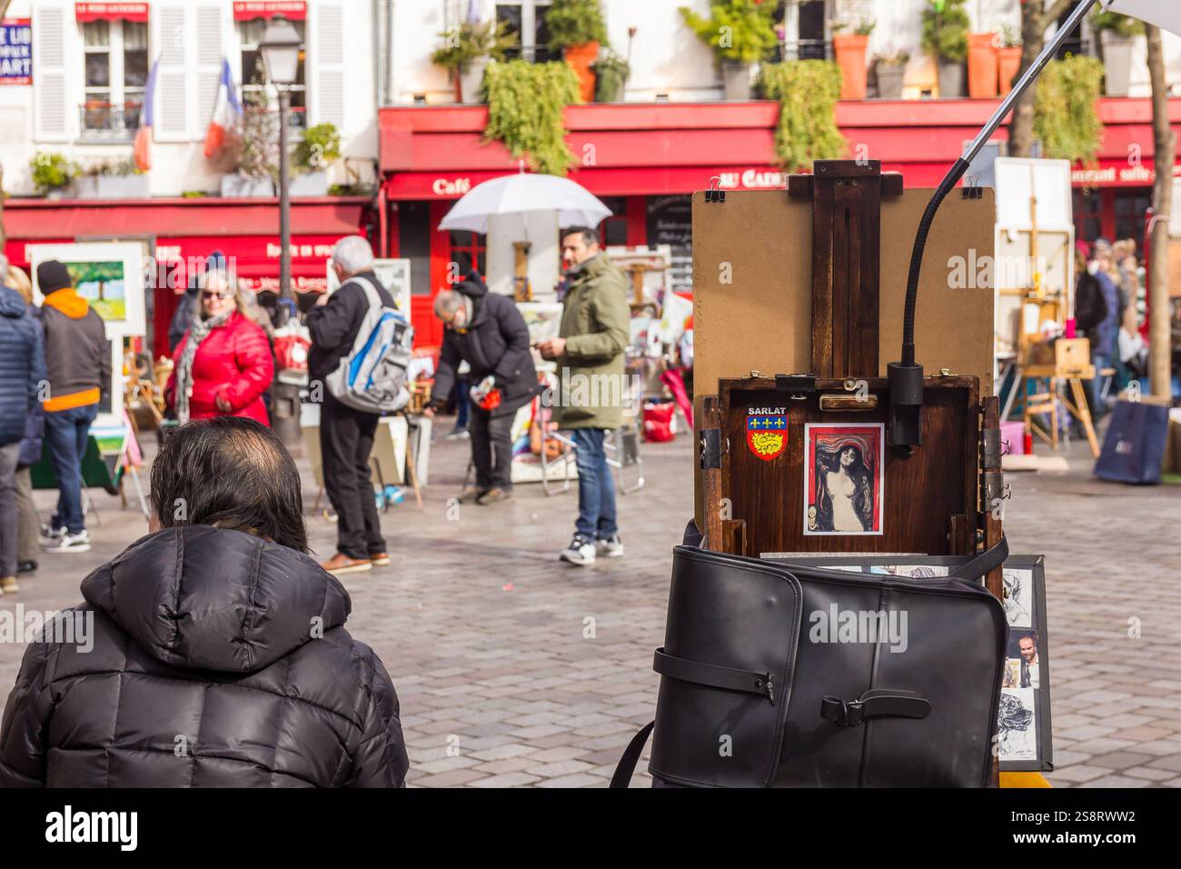 Parigi, Francia - 6 marzo 2023: Persone che camminano nel quartiere di Montmartre. Il quartiere tradizionale e' famoso per i suoi artisti, caffe', ristoranti e. Foto Stock