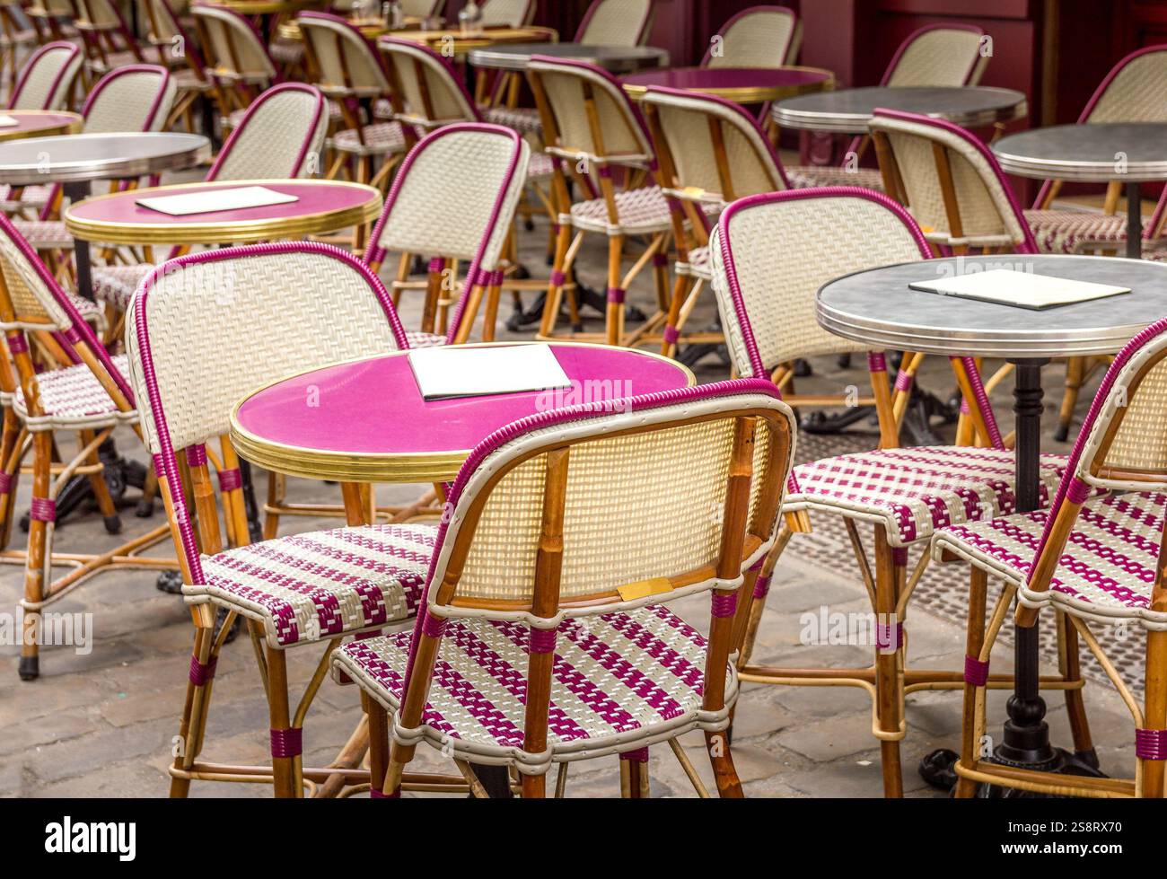 Tipico tavolo e sedie per le strade di Parigi, Francia Foto Stock