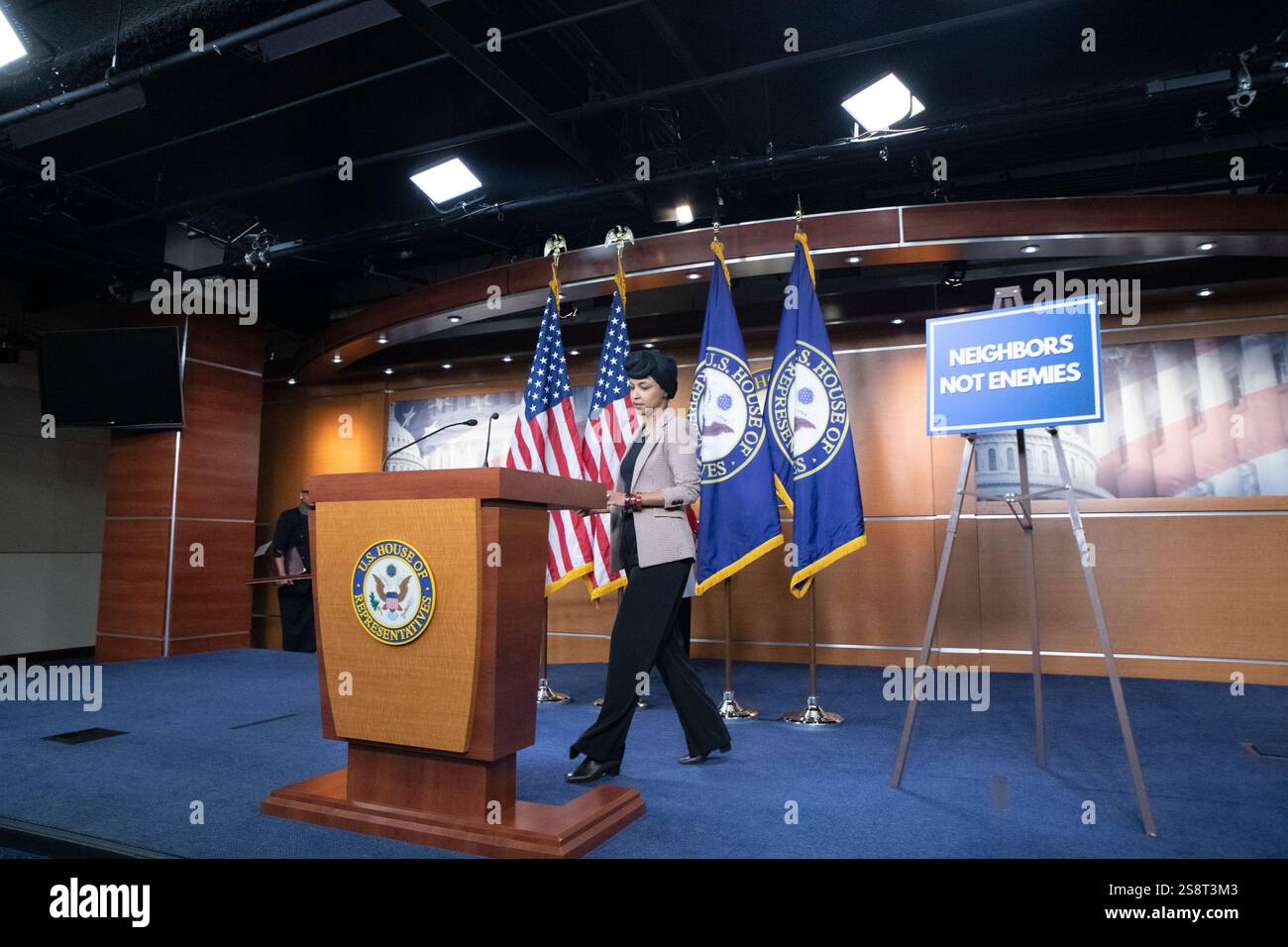 Il rappresentante degli Stati Uniti Ilhan Omar (Democratico del Minnesota) fa una dichiarazione durante una conferenza stampa del Congresso Progressive Caucus che chiede l'abrogazione della legge sui nemici alieni nel Campidoglio degli Stati Uniti a Washington, DC, mercoledì 22 gennaio 2025Credit: Mattie Neretin/CNP /MediaPunch Foto Stock