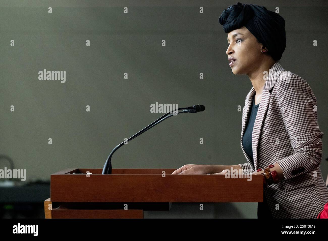Il rappresentante degli Stati Uniti Ilhan Omar (Democratico del Minnesota) fa una dichiarazione durante una conferenza stampa del Congresso Progressive Caucus che chiede l'abrogazione della legge sui nemici alieni nel Campidoglio degli Stati Uniti a Washington, DC, mercoledì 22 gennaio 2025Credit: Mattie Neretin/CNP /MediaPunch Foto Stock