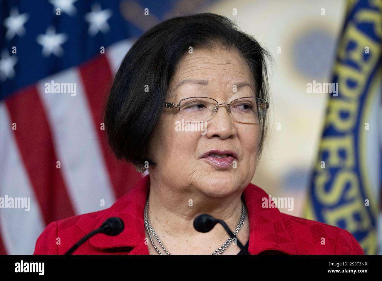 Il senatore degli Stati Uniti Mazie Hirono (Democratico delle Hawaii) fa una dichiarazione durante una conferenza stampa del Congressional Progressive Caucus che chiede l'abrogazione dell'Alien Enemies Act nel Campidoglio degli Stati Uniti a Washington, DC mercoledì 22 gennaio 2025Credit: Mattie Neretin/CNP /MediaPunch Foto Stock