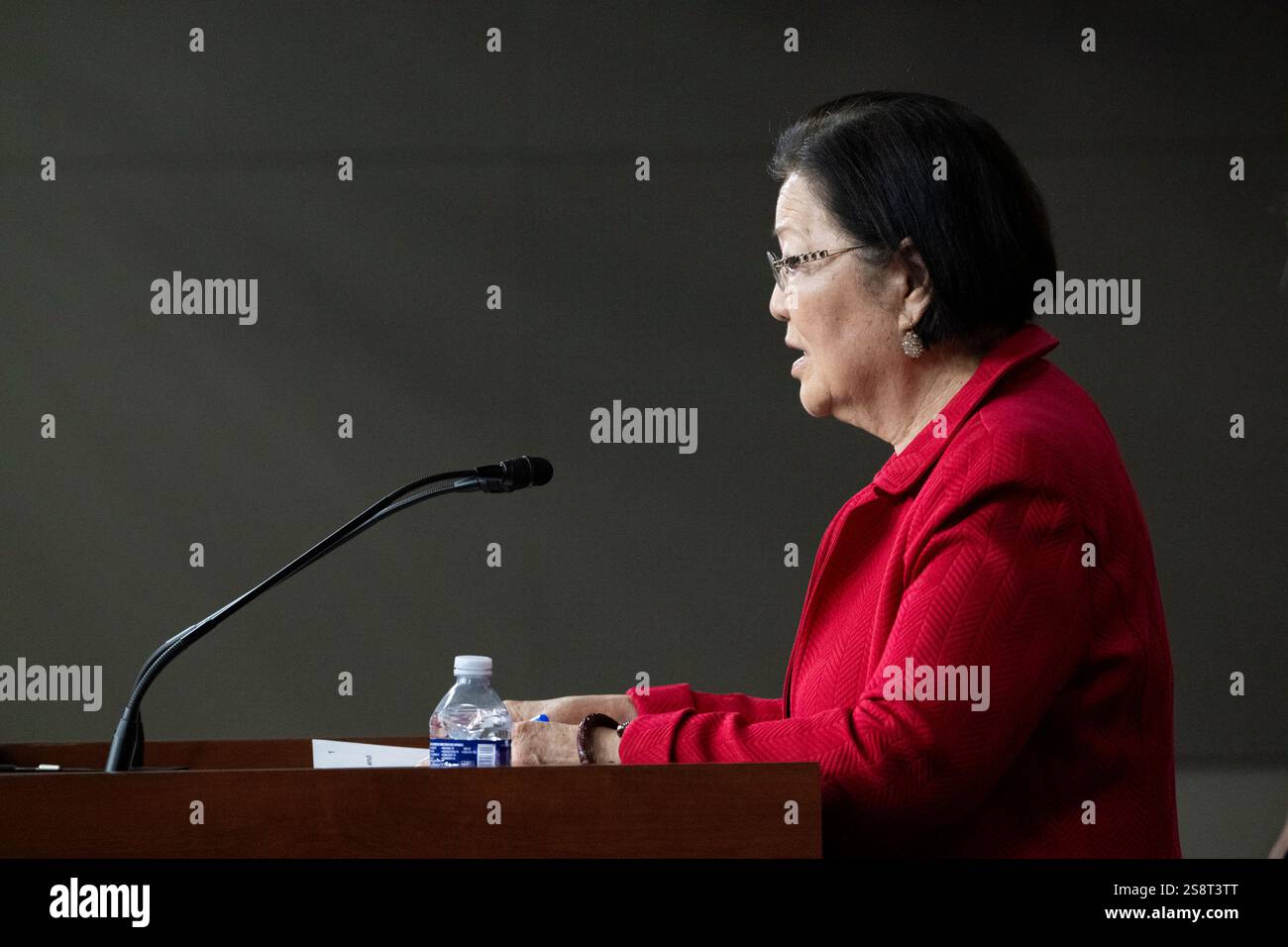 Il senatore degli Stati Uniti Mazie Hirono (Democratico delle Hawaii) fa una dichiarazione durante una conferenza stampa del Congressional Progressive Caucus che chiede l'abrogazione dell'Alien Enemies Act nel Campidoglio degli Stati Uniti a Washington, DC mercoledì 22 gennaio 2025Credit: Mattie Neretin/CNP /MediaPunch Foto Stock