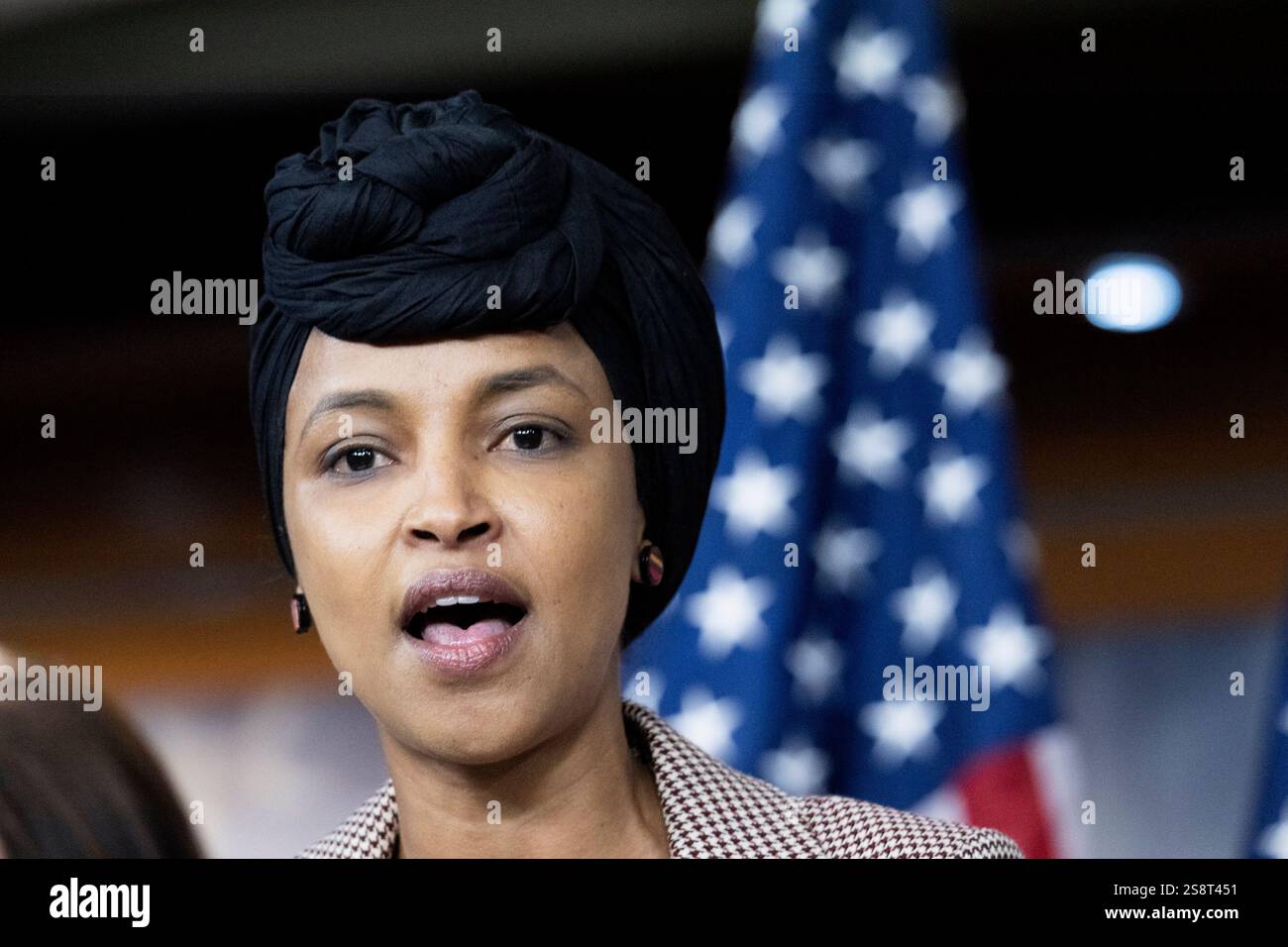 Il rappresentante degli Stati Uniti Ilhan Omar (Democratico del Minnesota) fa una dichiarazione durante una conferenza stampa del Congresso Progressive Caucus che chiede l'abrogazione della legge sui nemici alieni nel Campidoglio degli Stati Uniti a Washington, DC, mercoledì 22 gennaio 2025Credit: Mattie Neretin/CNP /MediaPunch Foto Stock