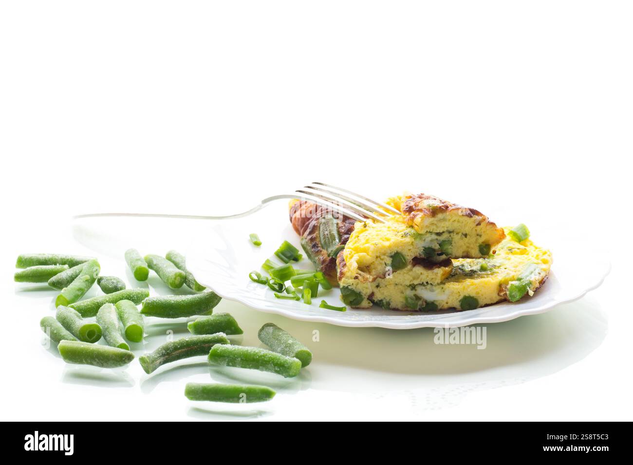 Omelette all'uovo con erbe e verdure isolate su fondo bianco. Foto Stock
