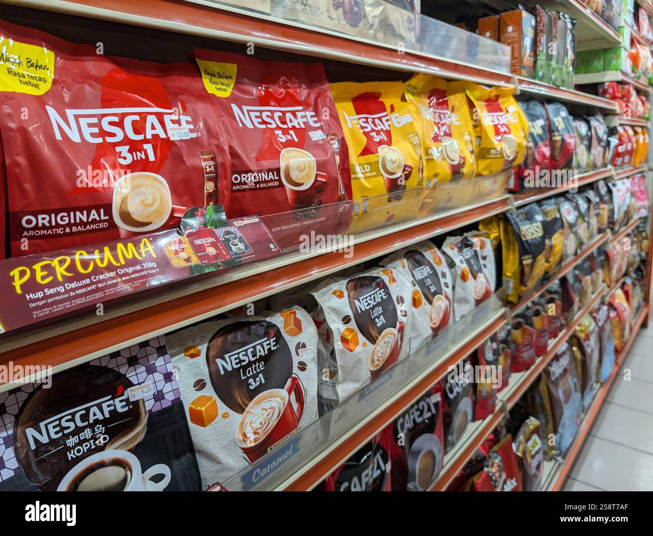 Kota Kinabalu, Malesia - 20 gennaio 2025: Le confezioni di caffè istantaneo, come Nescafe, sono esposte in uno scaffale di un supermercato in Malesia - Immagine stock catturata con smartphone