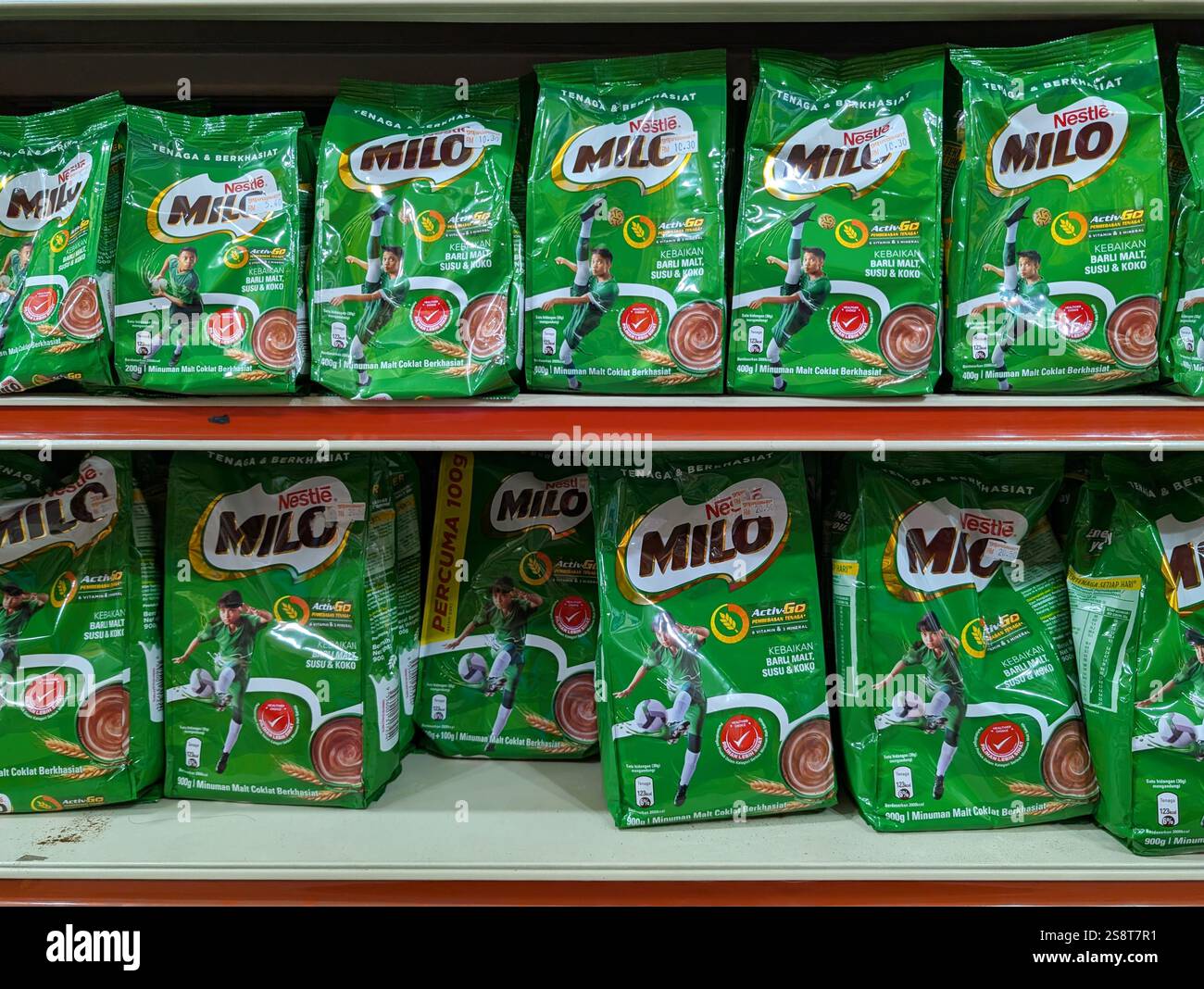 Kota Kinabalu, Malesia - 20 gennaio 2025: NESTLE Milo bevanda istantanea al cacao 3 in 1, confezionata su uno scaffale nel supermercato Speedmart 99. Foto Stock