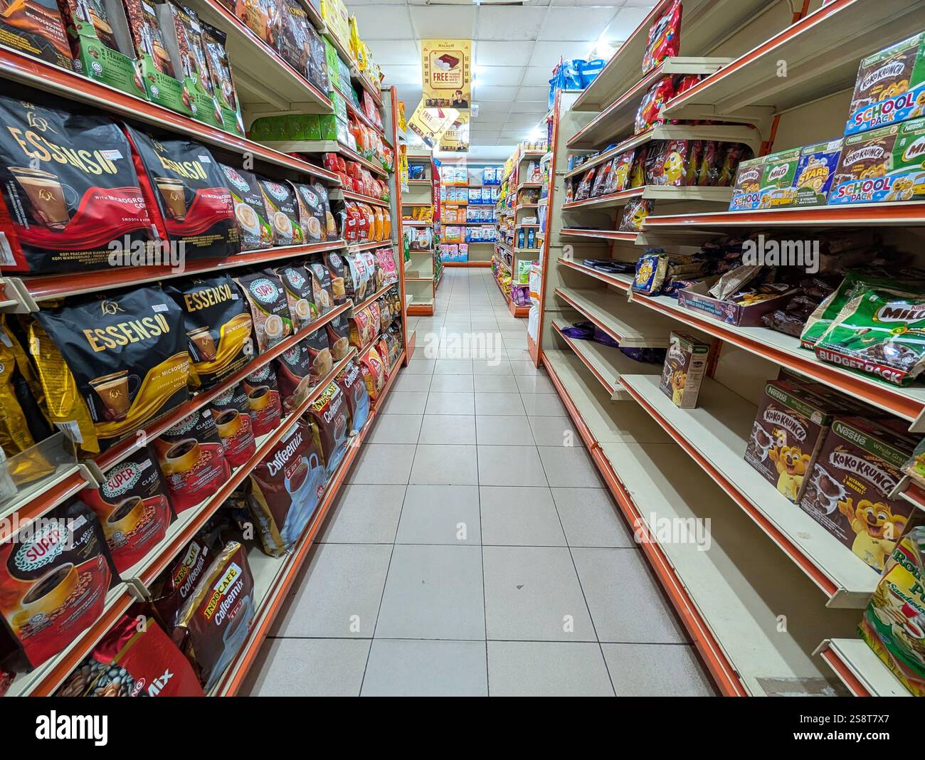 Kota Kinabalu, Malesia - 20 gennaio 2025: Varie selezioni di prodotti dolciari in esposizione su scaffale nel 99 negozio di alimentari Speedmart. - Immagine stock catturata con smartphone