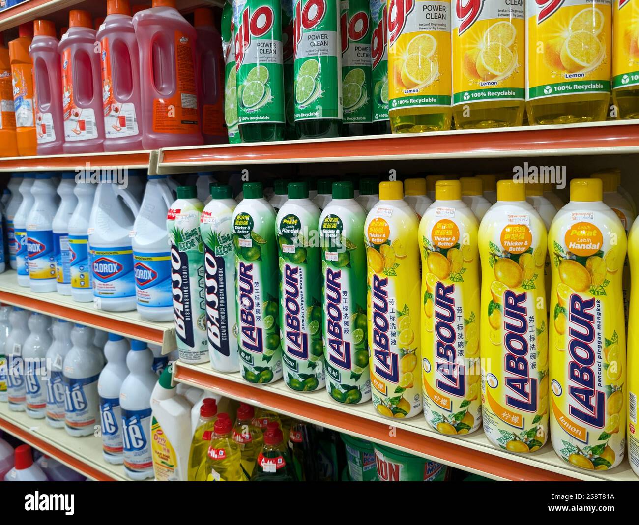 Kota Kinabalu, Malesia - 20 gennaio 2025: Vari tipi e marchi di detersivo per lavastoviglie esposti in vendita sugli scaffali del supermercato malese - Immagine stock catturata con smartphone