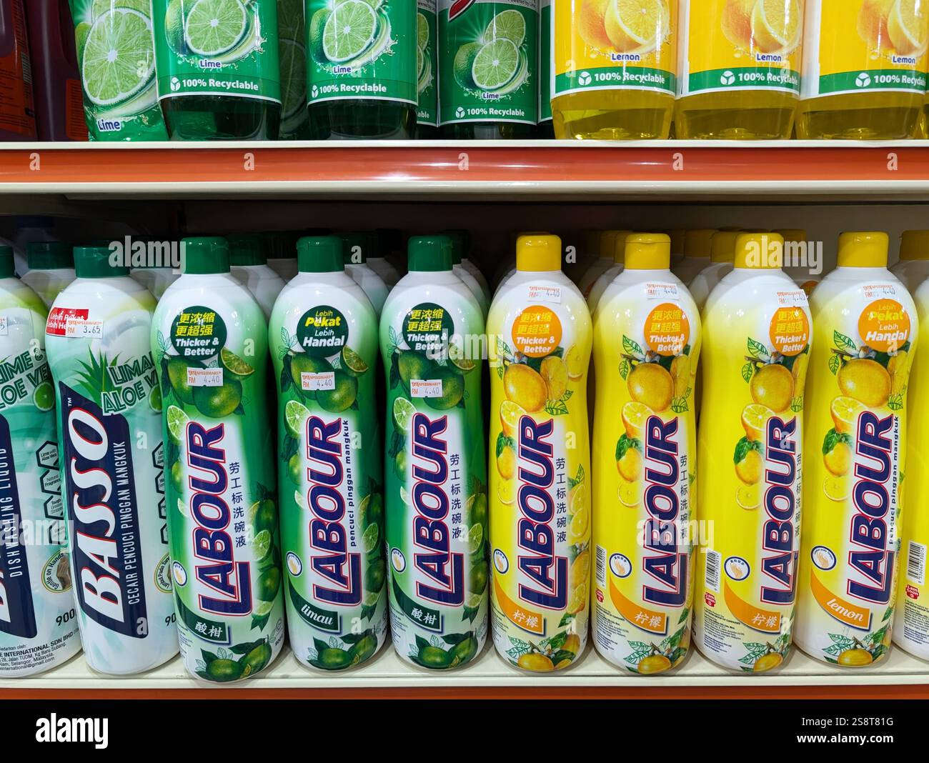 Kota Kinabalu, Malesia - 20 gennaio 2025: Detersivo per lavastoviglie di marca Labour esposto in vendita sugli scaffali del supermercato malese - Immagine stock catturata con smartphone