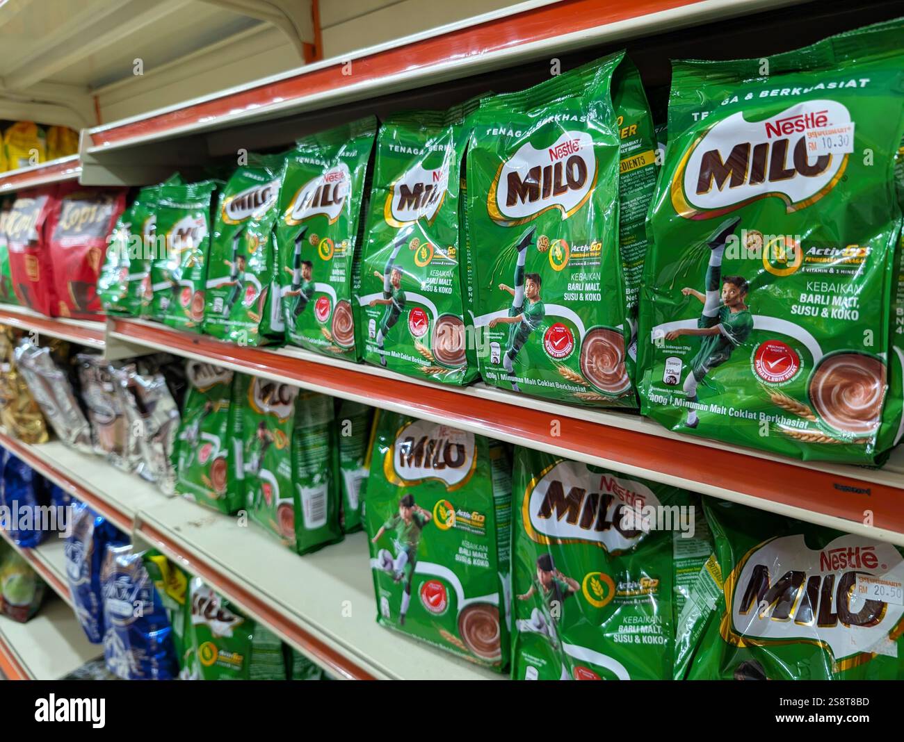 Kota Kinabalu, Malesia - 20 gennaio 2025: NESTLE Milo bevanda istantanea al cacao 3 in 1, confezionata su uno scaffale nel supermercato Speedmart 99. - Immagine stock catturata con smartphone