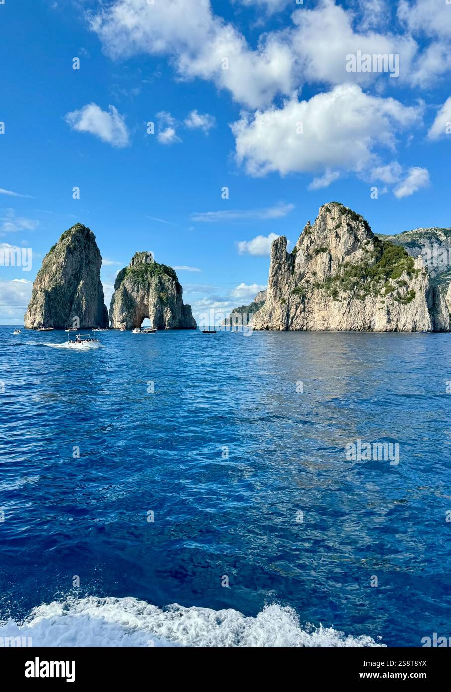 Capri's Love Arch o Tunnel of Love - Immagine stock catturata con smartphone