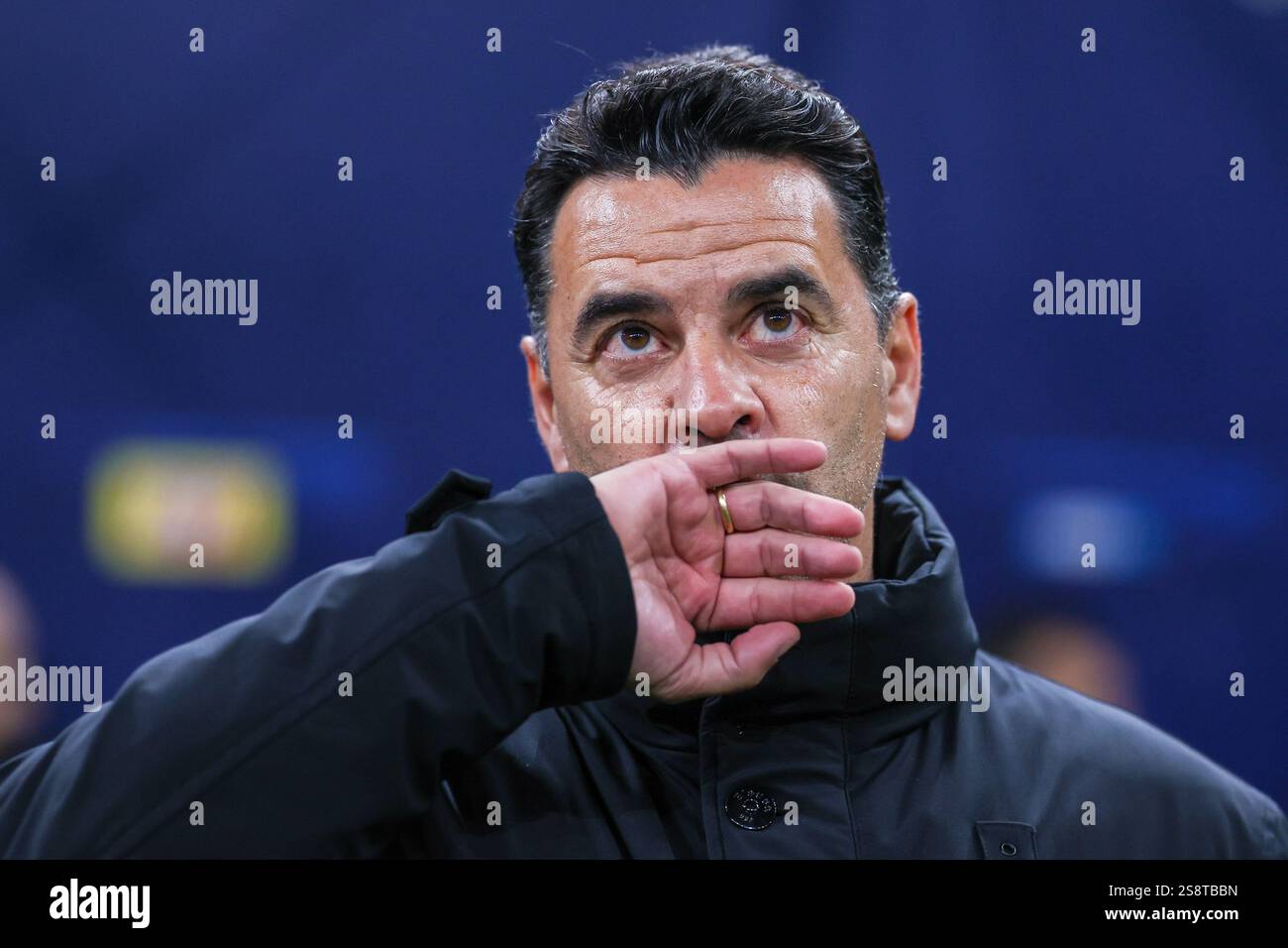 Michel Miguel Munoz, allenatore del Girona FC, visto durante la fase di UEFA Champions League 2024/25 - partita di calcio Matchday7 tra il Milan e il Girona FC allo stadio San Siro. Punteggio finale; Milan 1: 0 Girona. Foto Stock