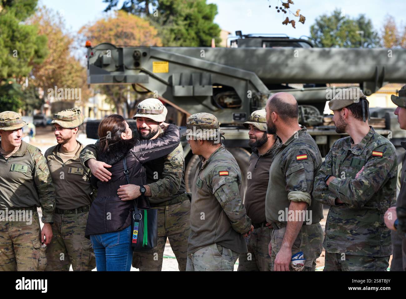 I membri dell'esercito militare abbracciano il cittadino dopo la costruzione del ponte MABEY. Regimiento de Ingenieros n.11 de Salamanca. Picanya, Spagna Foto Stock
