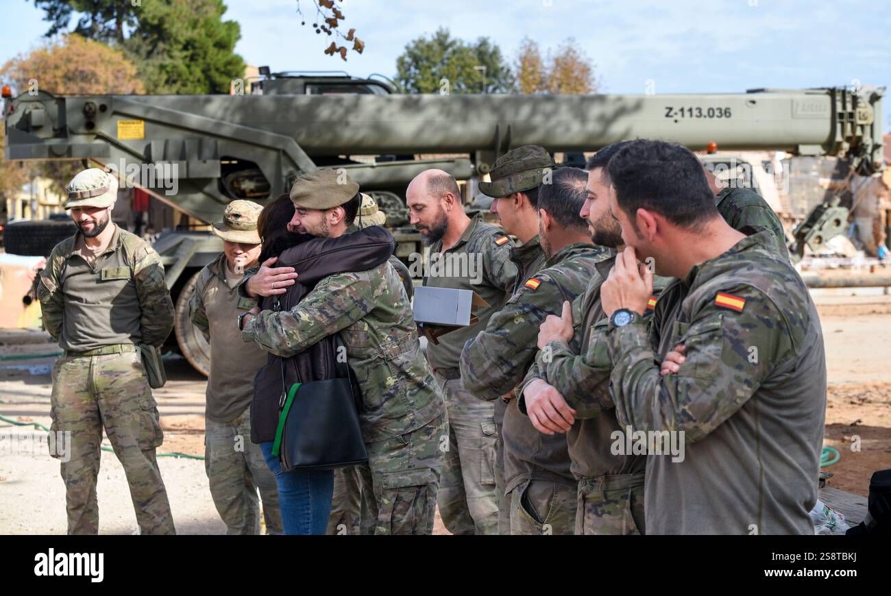 I membri dell'esercito militare abbracciano il cittadino dopo la costruzione del ponte MABEY. Regimiento de Ingenieros n.11 de Salamanca. Picanya, Spagna Foto Stock