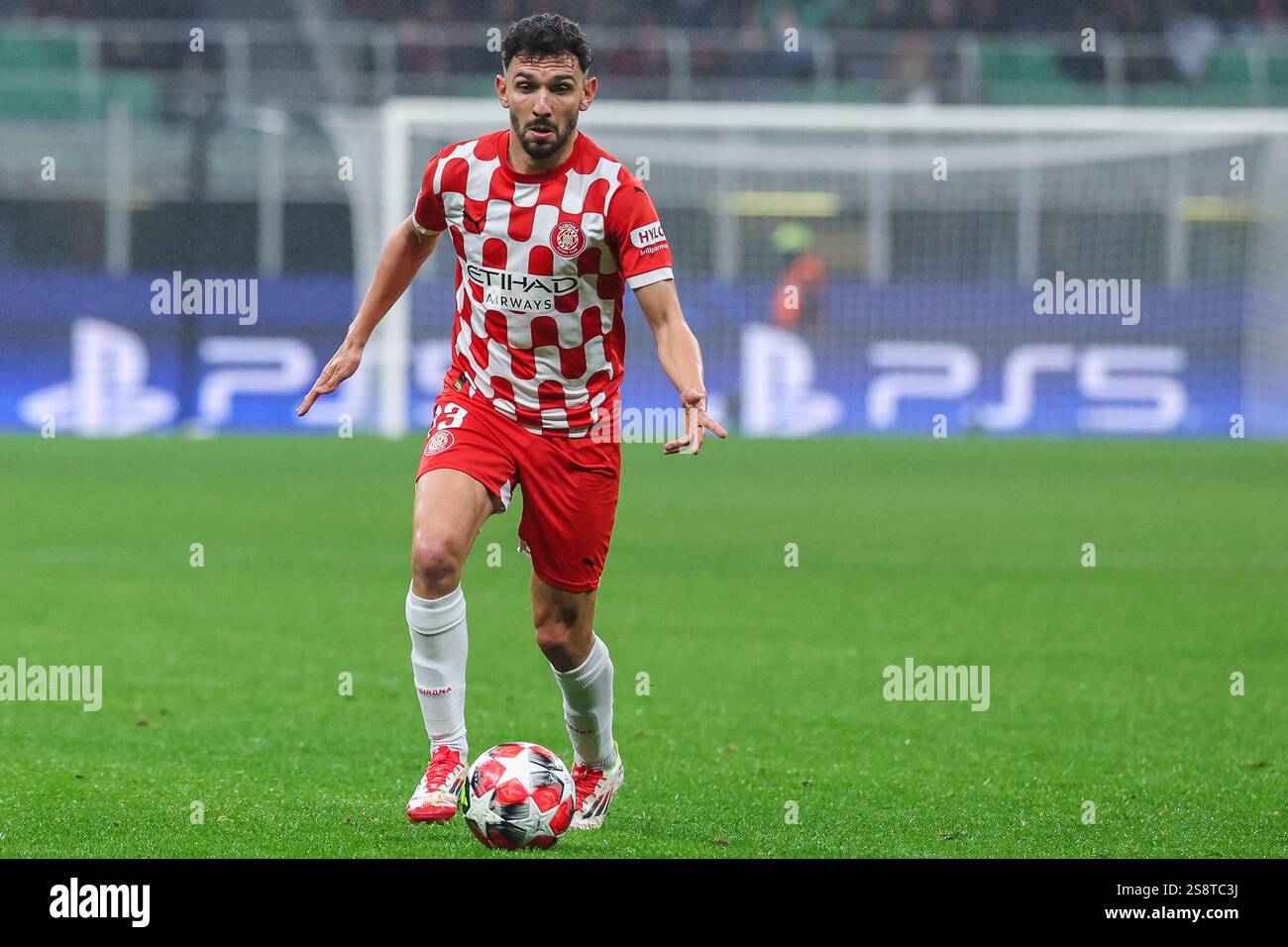 Ivan Martin del Girona FC visto in azione durante la fase di UEFA Champions League 2024/25 - partita di calcio Matchday7 tra l'AC Milan e il Girona FC allo stadio San Siro. Punteggio finale; Milan 1: 0 Girona. Foto Stock