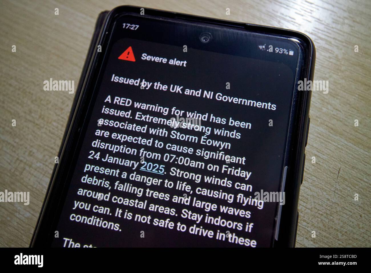 Grave allarme emesso al telefono cellulare dai governi del Regno Unito e della NI per un avvertimento rosso emesso a causa della tempesta Eowyn Foto Stock