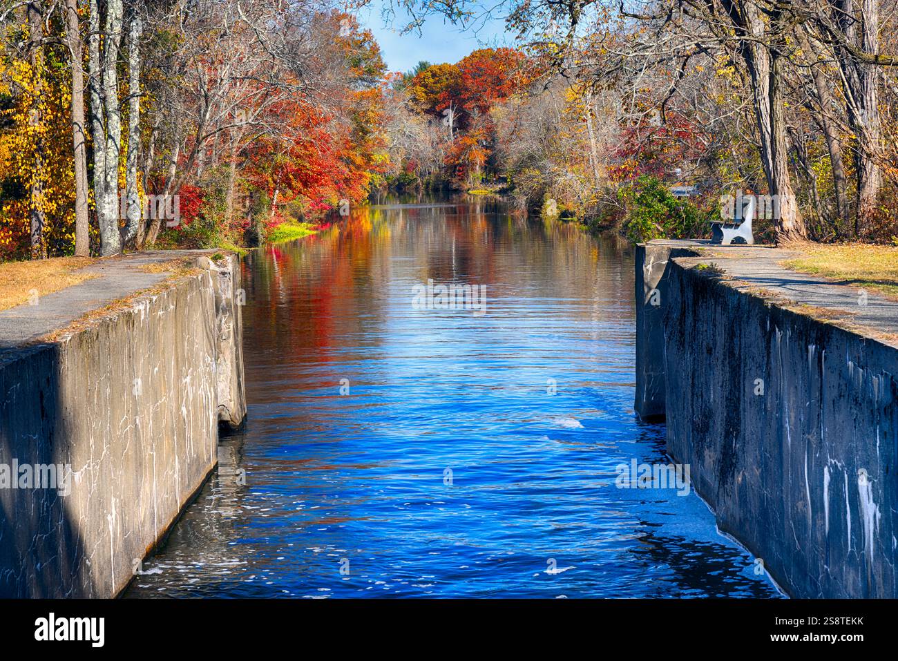 High Angle View del Delaware e del Raritan Canal con Fall Foliage presso il Griggstown Canal Lock, New Jersey Foto Stock