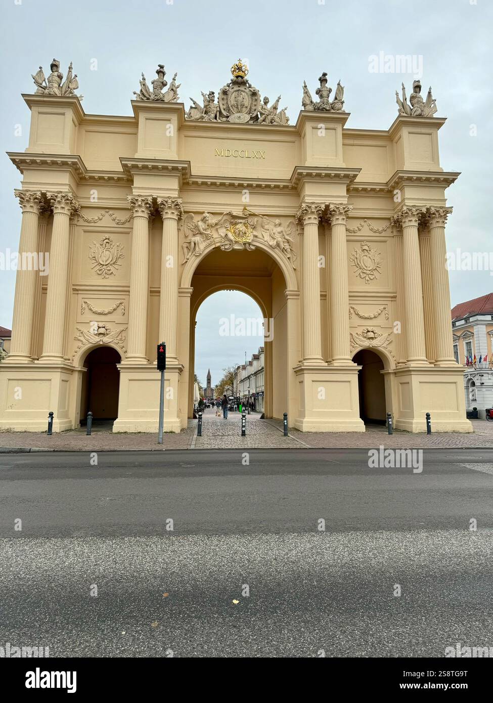 Porta di Brandeburgo a Potsdam in una giornata nuvolosa - Immagine stock catturata con smartphone