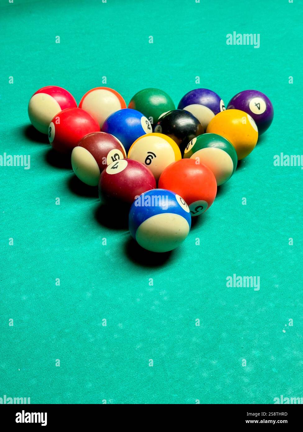 Palle da biliardo disposte per il break shot - Immagine stock catturata con smartphone