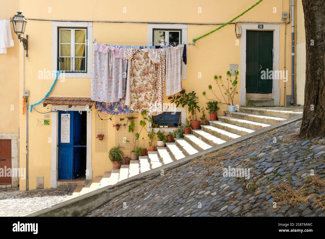 Lisbona, Portogallo. Asciugare all'aria aperta. Distretto di Mouraria Foto Stock