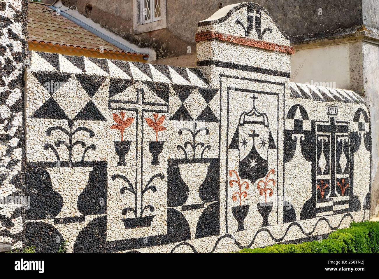 Luso, Portogallo. Convento carmelitano fondato nel 1628. Lavori in pietra all'esterno, Foto Stock
