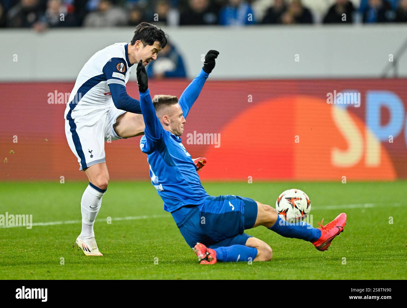 Il figlio del Tottenham Hotspur, Heung-min, segna il secondo gol della squadra durante la partita di UEFA Europa League, nella PreZero Arena di Sinsheim, in Germania. Data foto: Giovedì 23 gennaio 2025. Foto Stock