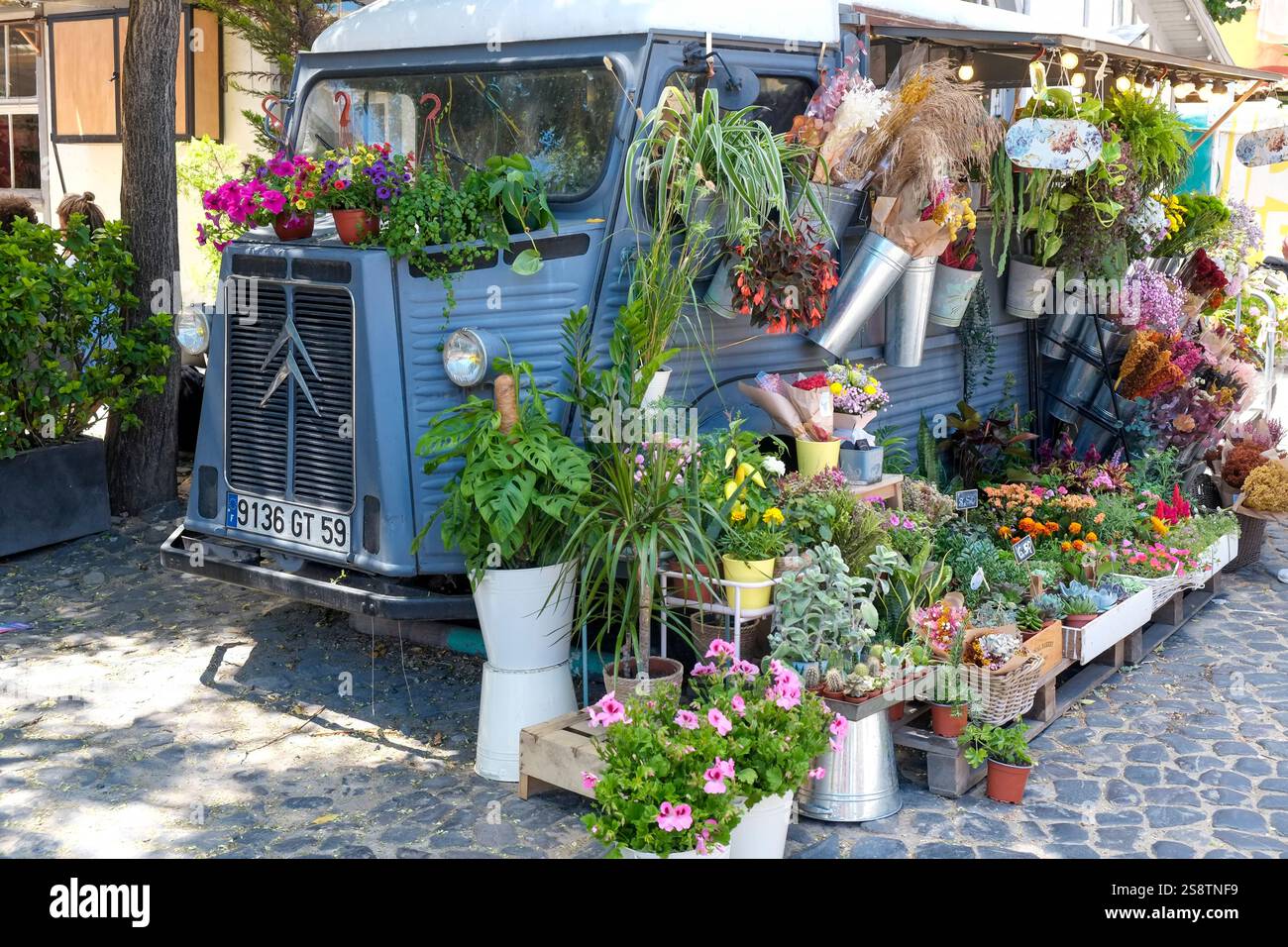 Lisbona, Portogallo. Bancarella di fiori al LX Factory Arts District Foto Stock