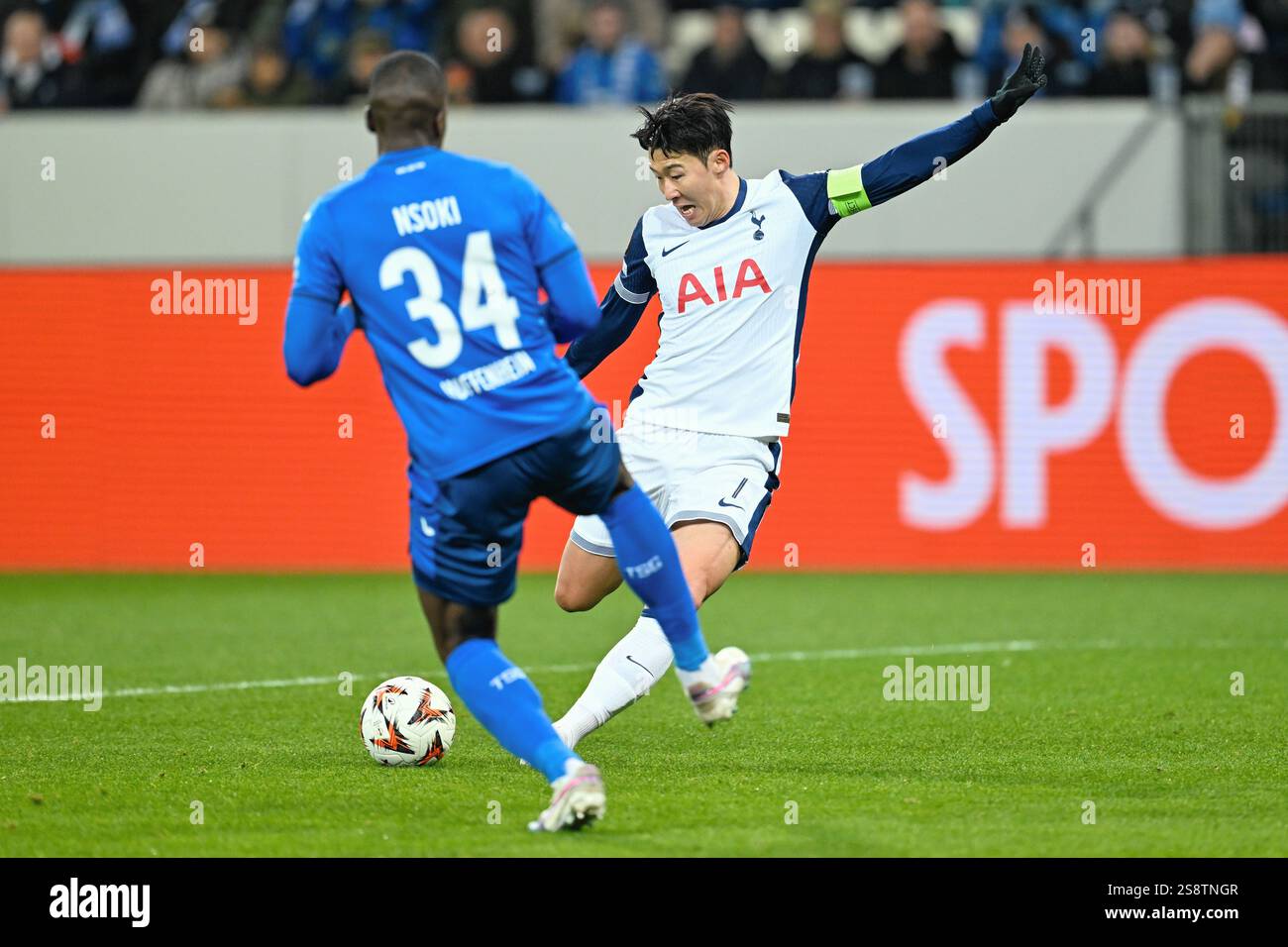 Il figlio di Tottenham Hotspur Heung-min (a destra) e Stanley Nsoki di Hoffenheim in azione durante la UEFA Europa League, partita di campionato alla PreZero Arena di Sinsheim, Germania. Data foto: Giovedì 23 gennaio 2025. Foto Stock