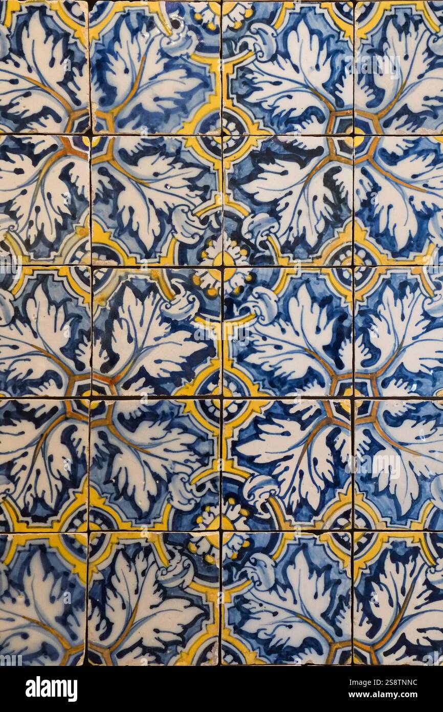 Lisbona, Portogallo. Piastrelle di ceramica tradizionale portoghese Azulejo. Foto Stock