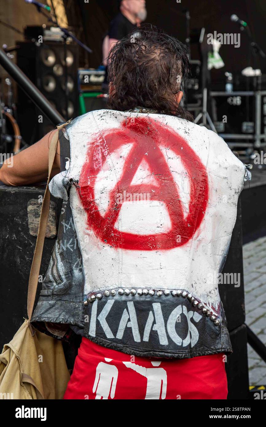 Grande simbolo rosso dell'anarchia sul retro di un gilet di pelle al Punk ja Yäk punk rock festival di Turku, Finlandia Foto Stock