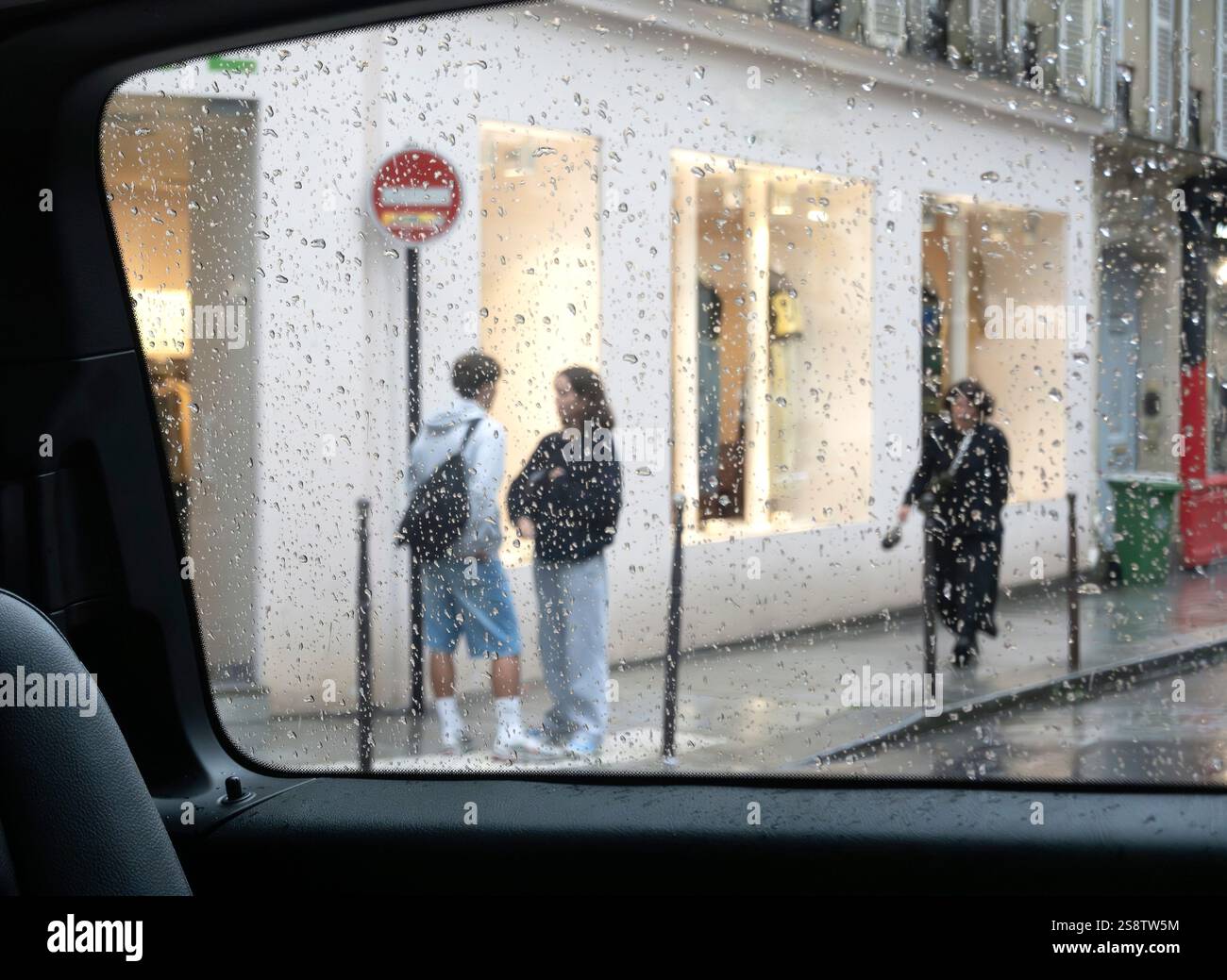 La scena stradale di Parigi, giorno piovoso, si vede dal finestrino dell'auto Foto Stock