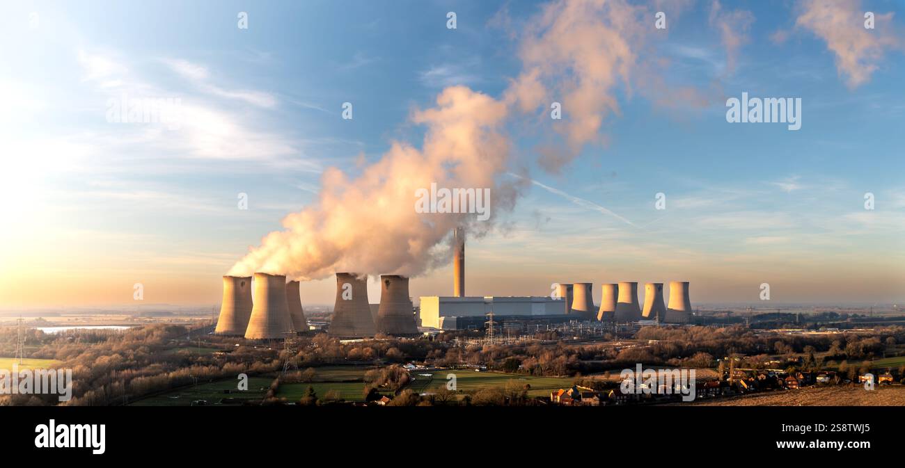 Paesaggio panoramico aereo della centrale elettrica a carbone Drax nello Yorkshire, Regno Unito al tramonto con carbone e carbone Foto Stock
